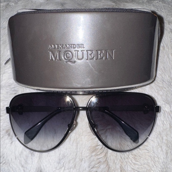 Alexander McQueen Black Aviator Sunglasses *LIKE NEW/UNISEX* - Picture 1 of 9